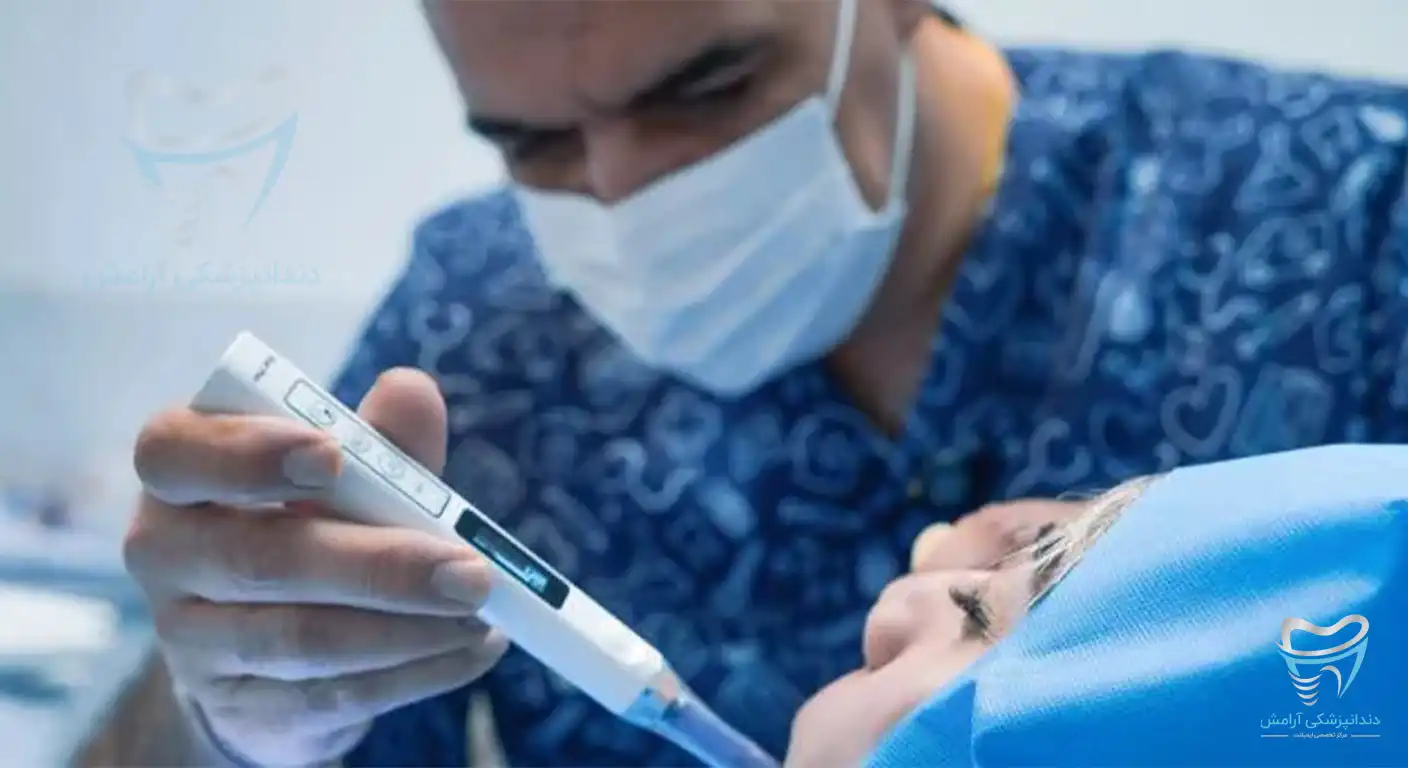 دندانپزشکی در حال ایمپلنت دندان شکسته