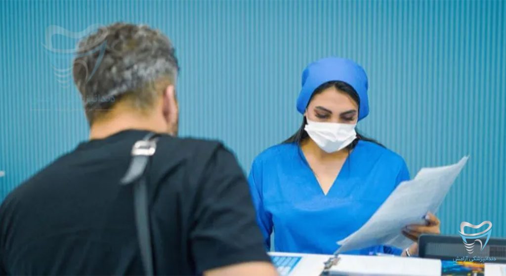 خانم دندانپزشکی در حال چسب ایمپلنت دندان​