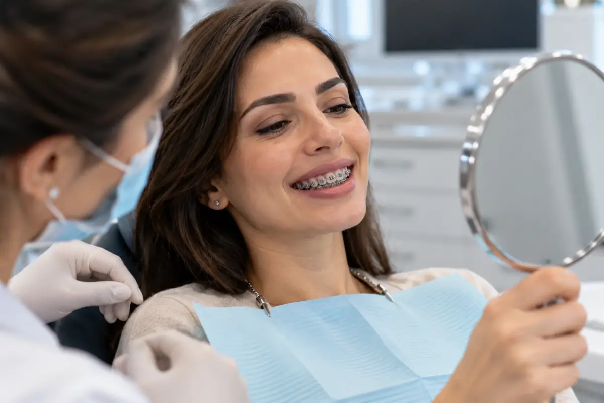 آیا اگر در سن مناسب ارتودنسی نکنیم، دیگر نمی‌توانیم دندان‌ها را سیم‌کشی کنیم؟